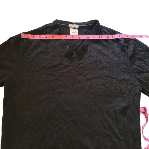 Medium Gap Black Merino Wool V-neck Fitted Knit Sweater - Picture 3 of 7